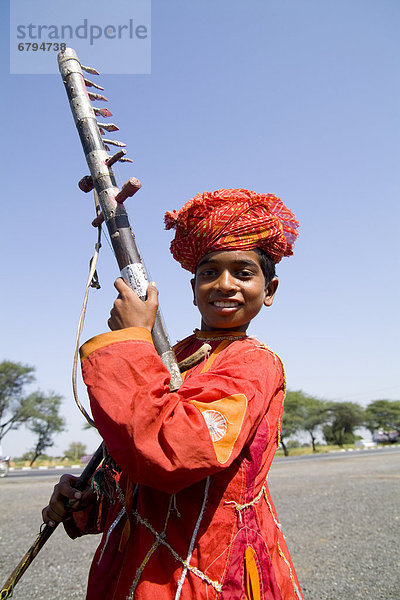 Junge - Person  Musik  Gegenstand  jung  sprechen  Indien  Rajasthan