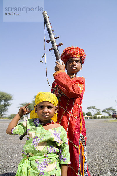 Junge - Person  Schwester  tanzen  Musik  Gegenstand  jung  sprechen  Indien  Rajasthan