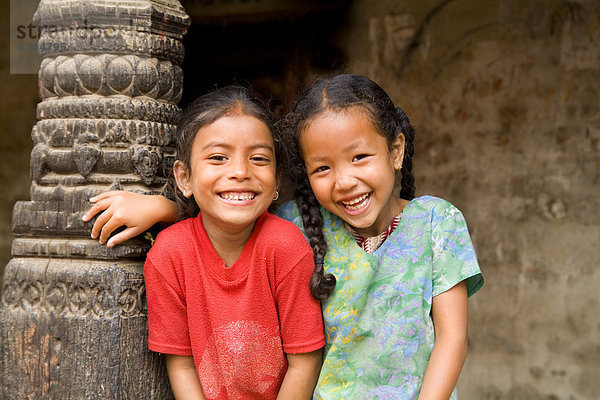 Kathmandu  Hauptstadt  klein  2  lächeln  Mädchen  Bewunderung  Bhaktapur  Nepal