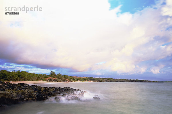 Hawaii  Big Island  South Kohala Hapuna Beach  Wasser waschen auf Felsen  bewölkten Himmel.