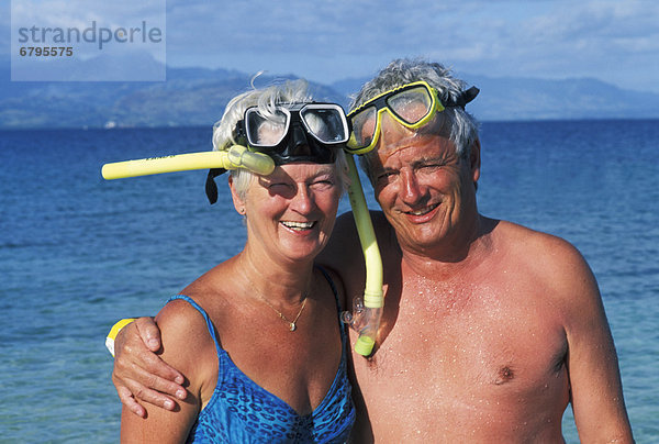 Helligkeit  Senior  Senioren  lächeln  Strand  Sonnenlicht  Schnorchel  Kleidung  Fiji  Fahrgestell