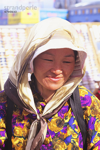 Helligkeit  Frau  Schal  Sonnenlicht  Kleidung  Ethnisches Erscheinungsbild  Mongolei