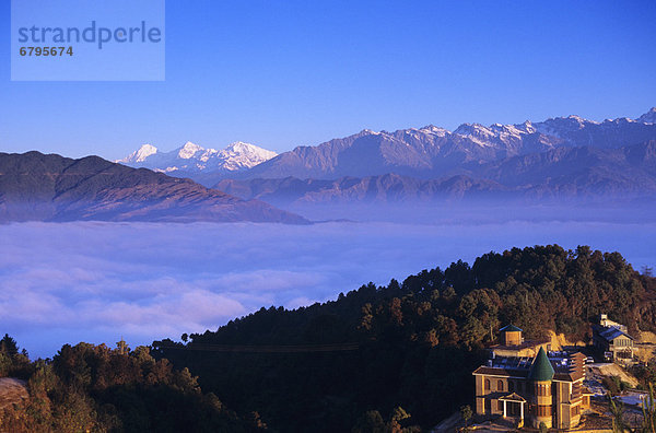 entfernt Wolke Hügel Hintergrund Lodge Landhaus Ansicht Mittelpunkt Himalaya Distanz Linie Nepal