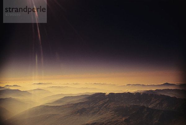 zwischen  inmitten  mitten  Silhouette  gelb  Himmel  über  Hügel  Nebel  Ansicht  Nepal