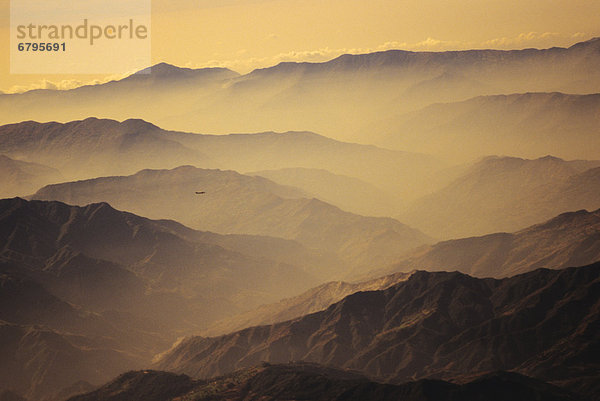 zwischen  inmitten  mitten  Silhouette  gelb  Himmel  über  Hügel  Nebel  Ansicht  Nepal