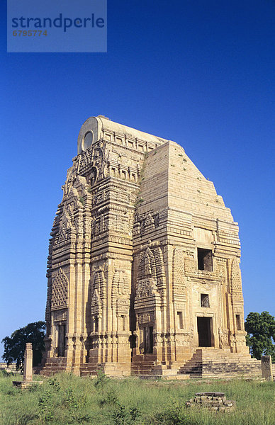 zwischen  inmitten  mitten  blauer Himmel  wolkenloser Himmel  wolkenlos  Außenaufnahme  Stein  Gebäude  Gras  Indien