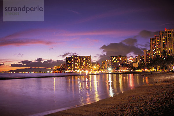 Ozean  Spiegelung  Großstadt  Beleuchtung  Licht  Hawaii  Oahu  Dämmerung  Waikiki Beach