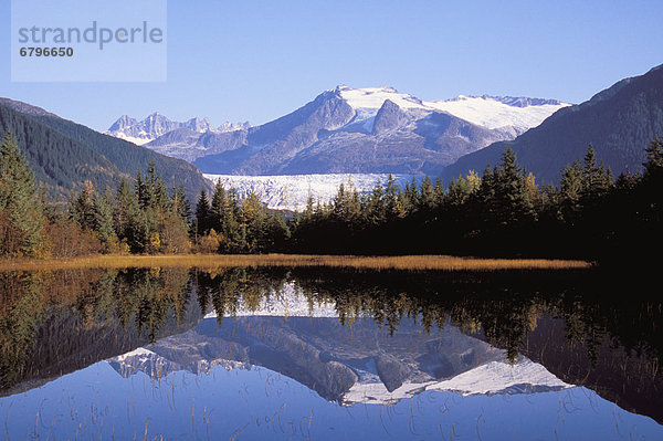 Alaska Juneau  Mendenhall-Gletscher  Tongass National Forest  Berge spiegeln sich in ein Bergsee.