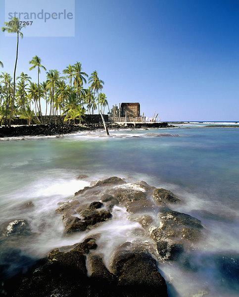 Hawaii  große Insel  Pu'uhonua O Honaunau  Honaunau Bay und Hale O Keawe Heiau