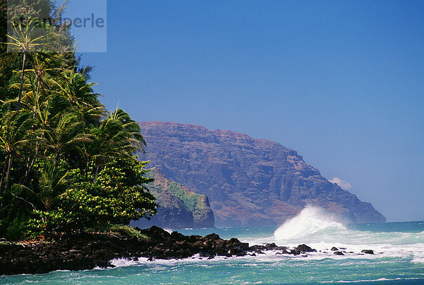 blauer Himmel wolkenloser Himmel wolkenlos Sturm Küste vorwärts Hawaii Kauai Brandung