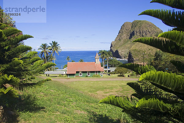 Hawaii  Maui  Kahakuloa Village  sitzt eine alte Kirche eine tropische Küste.