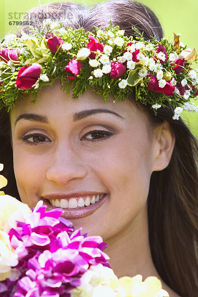 Frau  Blume  lächeln  Close-up  close-ups  close up  close ups  Fokus auf den Vordergrund  Fokus auf dem Vordergrund  hawaiianisch  lei