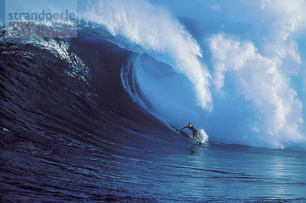 hinter groß großes großer große großen Zusammenstoß Windsurfing surfen Wasserwelle Welle