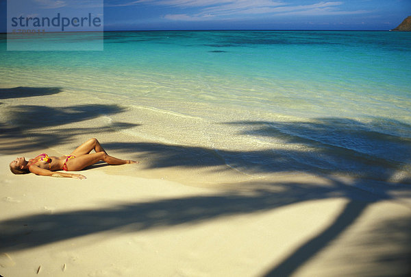 liegend  liegen  liegt  liegendes  liegender  liegende  daliegen  Frau  Strand  Schatten  Länge  voll  Hawaii  Oahu