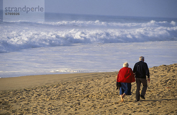 hinter  Senior  Senioren  Wasser  gehen  Strand  Ozean  weiß  Ansicht
