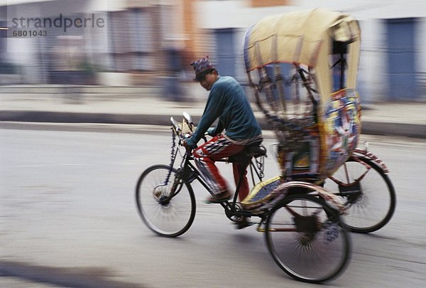 Kathmandu  Hauptstadt  Mann  fahren  Kinderwagen  Nepal  Dreirad