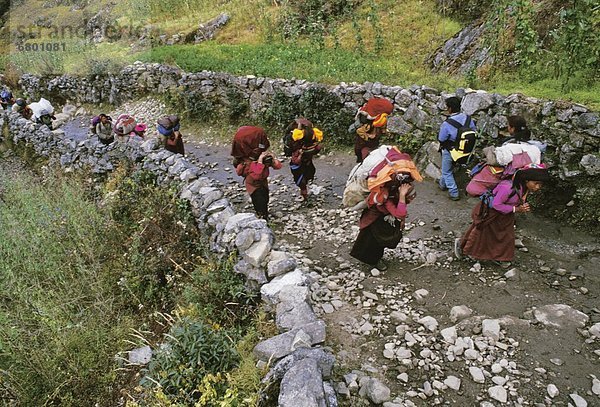 Berg  Mensch  Stein  Menschen  gehen  Fernverkehrsstraße  Nepal