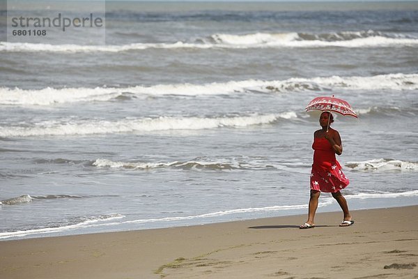 Frau  gehen  Strand  Regenschirm  Schirm  vorwärts  Sonnenschirm  Schirm  Nicaragua