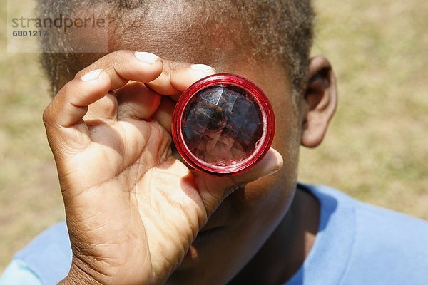 sehen  Junge - Person  Blick in die Kamera  blättern  Kaleidoskop  Nicaragua