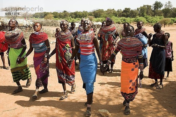 Frau  grüßen  tanzen  zeigen  Kenia