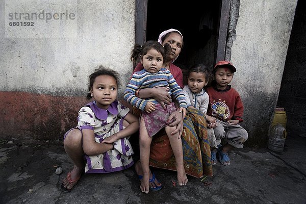 Armut arm arme armes armer Bedürftigkeit bedürftig Mutter - Mensch Nepal Pokhara