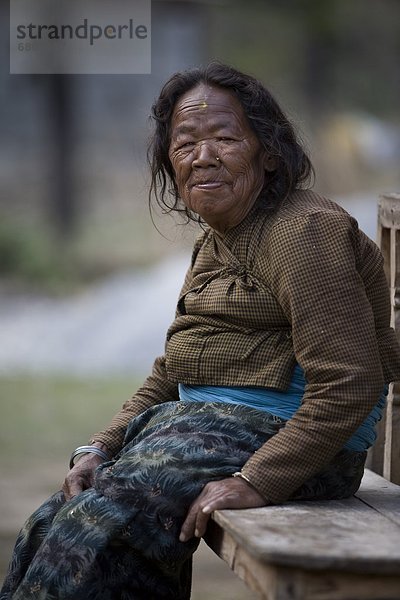 Senior  Senioren  Frau  reifer Erwachsene  reife Erwachsene  Hütte  Nepal  Pokhara