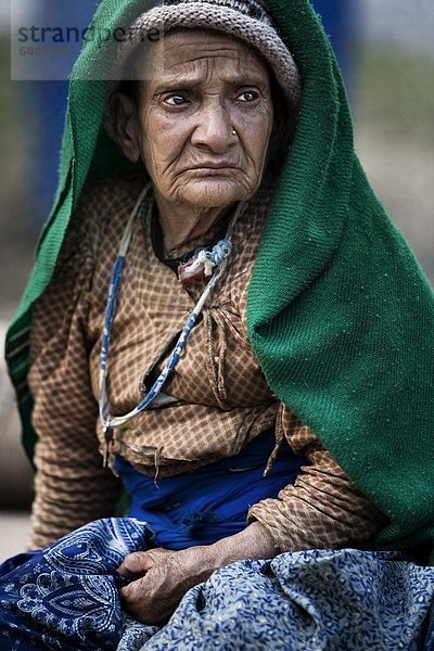 Senior  Senioren  Frau  reifer Erwachsene  reife Erwachsene  Hütte  Nepal  Pokhara