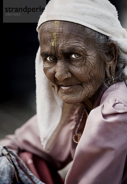 Senior  Senioren  Frau  reifer Erwachsene  reife Erwachsene  Hütte  Nepal  Pokhara