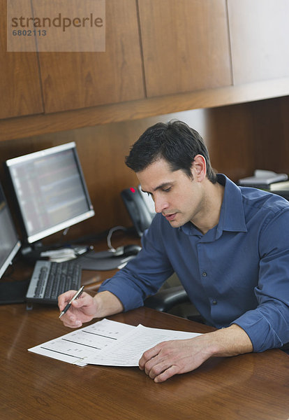 Kaufmann Writing sich auf dem Schreibtisch