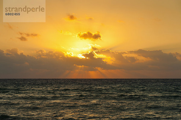 Seelandschaft bei Sonnenuntergang