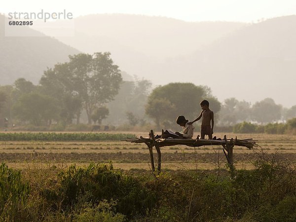 Junge - Person heben Hügel 2 Indien Rajasthan