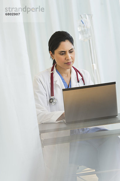 Arzt arbeiten am laptop