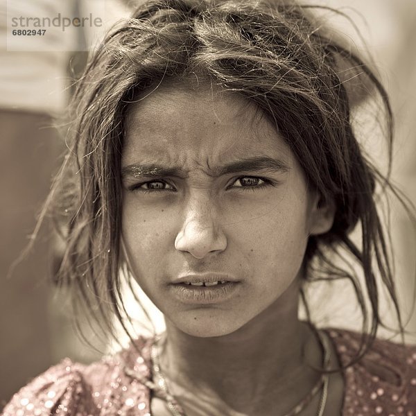 Portrait  stirnrunzeln  Blick in die Kamera  jung  Mädchen  Zigeuner  Indien  Rajasthan