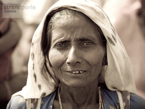 Frau  lächeln  Blick in die Kamera  Zigeuner  Indien  Rajasthan
