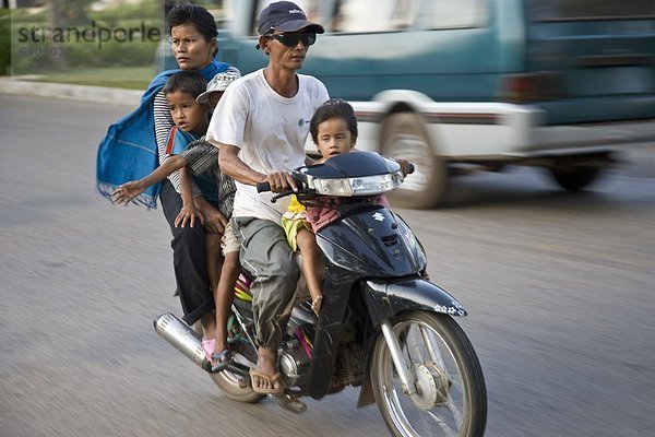 Zusammenhalt Helm Sicherheit Kickboard Kambodscha Siem Reap