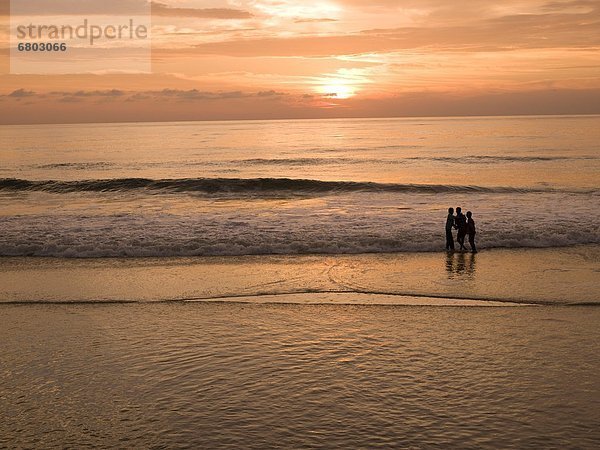 Ecke  Ecken  Junge - Person  3  Arabisches Meer  Indien  Kerala  spielen