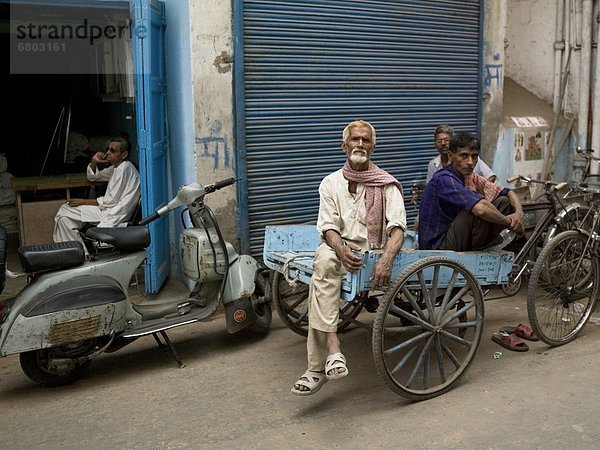 Delhi Hauptstadt Außenaufnahme sitzend Mann Fuhrwerk frontal Laden Indien