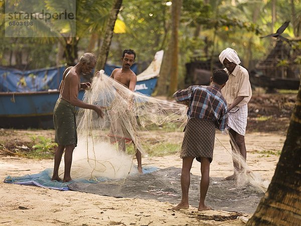 Strand  Netz  angeln  Fischer  entwirren  Indien  Kerala