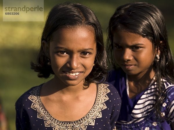 Portrait  lächeln  Blick in die Kamera  Mädchen  Indien  Kerala