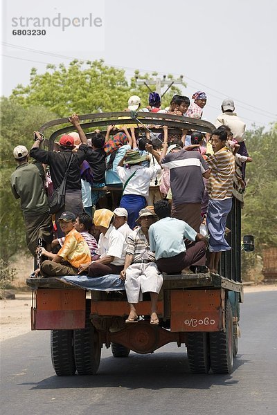Mensch Menschen füllen füllt füllend Lastkraftwagen Myanmar
