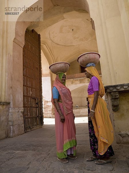 Schüssel  Schüsseln  Schale  Schalen  Schälchen  Frau  balancieren  hoch  oben  Amber Fort  Indien  Rajasthan