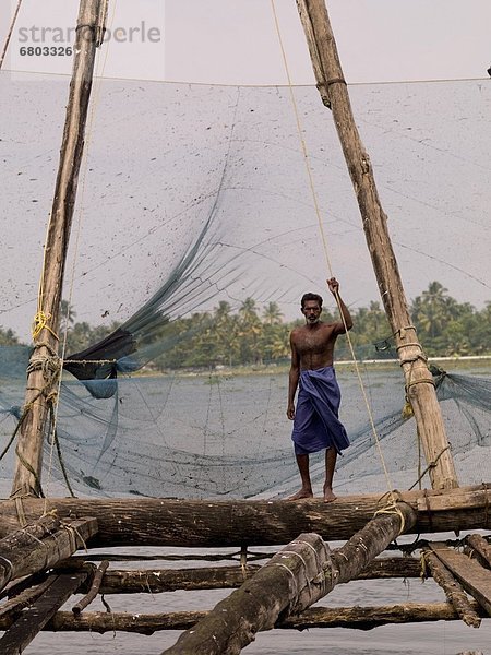 chinesisch  Netz  angeln  nebeneinander  neben  Seite an Seite  Fischer  Indien  Kerala