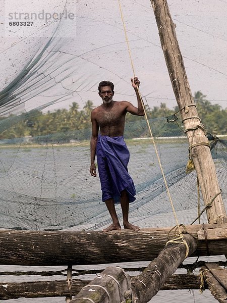 chinesisch  Netz  angeln  nebeneinander  neben  Seite an Seite  Fischer  Indien  Kerala