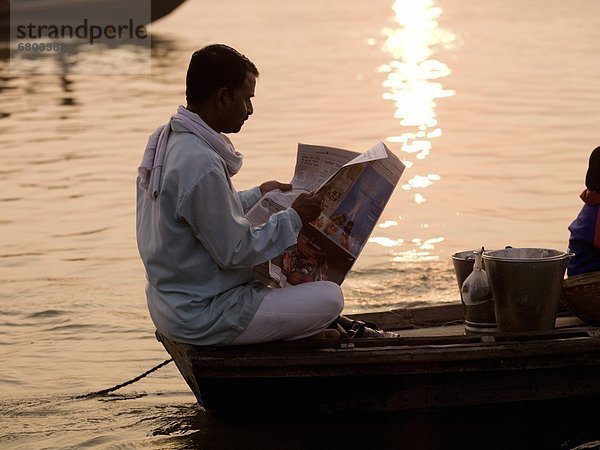 Mann  sitzend  Tradition  Boot  Ganges  Indien  Varanasi