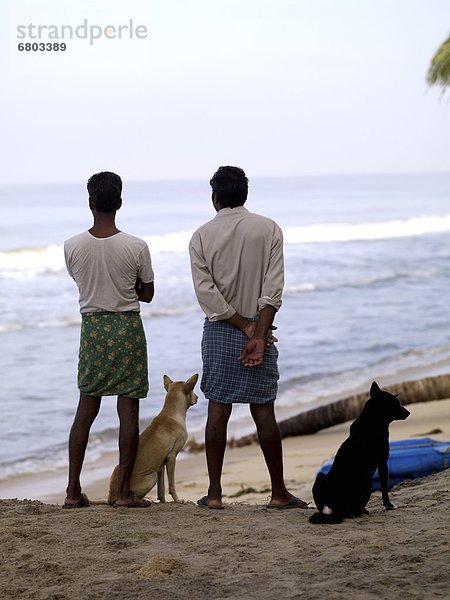 Mann  über  Hund  Meer  2  hinaussehen  arabisch  Arabisches Meer  Indien  Kerala