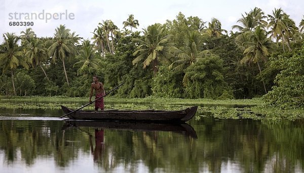 Mann  Ruhe  Boot  dahintreibend  Kerala