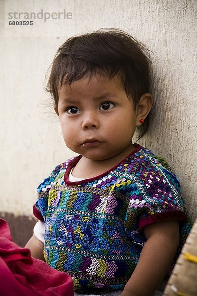 sitzend  Wand  Mädchen  Baby  Guatemala