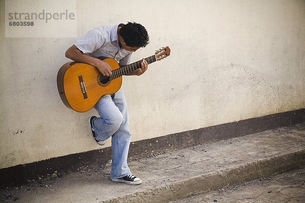 angelehnt  Mann  Wand  Gitarre  Guatemala  spielen