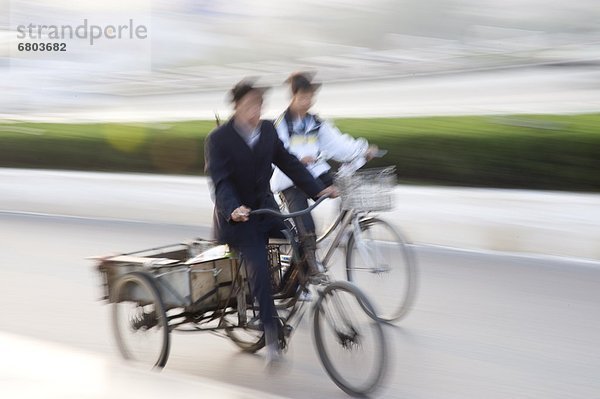 Zwei Leute fahren Fahrrad