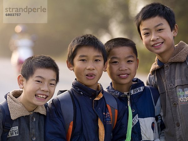 Außenaufnahme  4  Junge - Person  jung  China  freie Natur